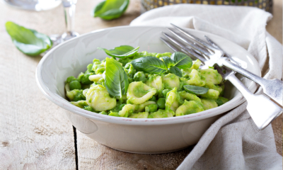 Orecchiette-Nudeln mit Erbsen und frischem Basilikum