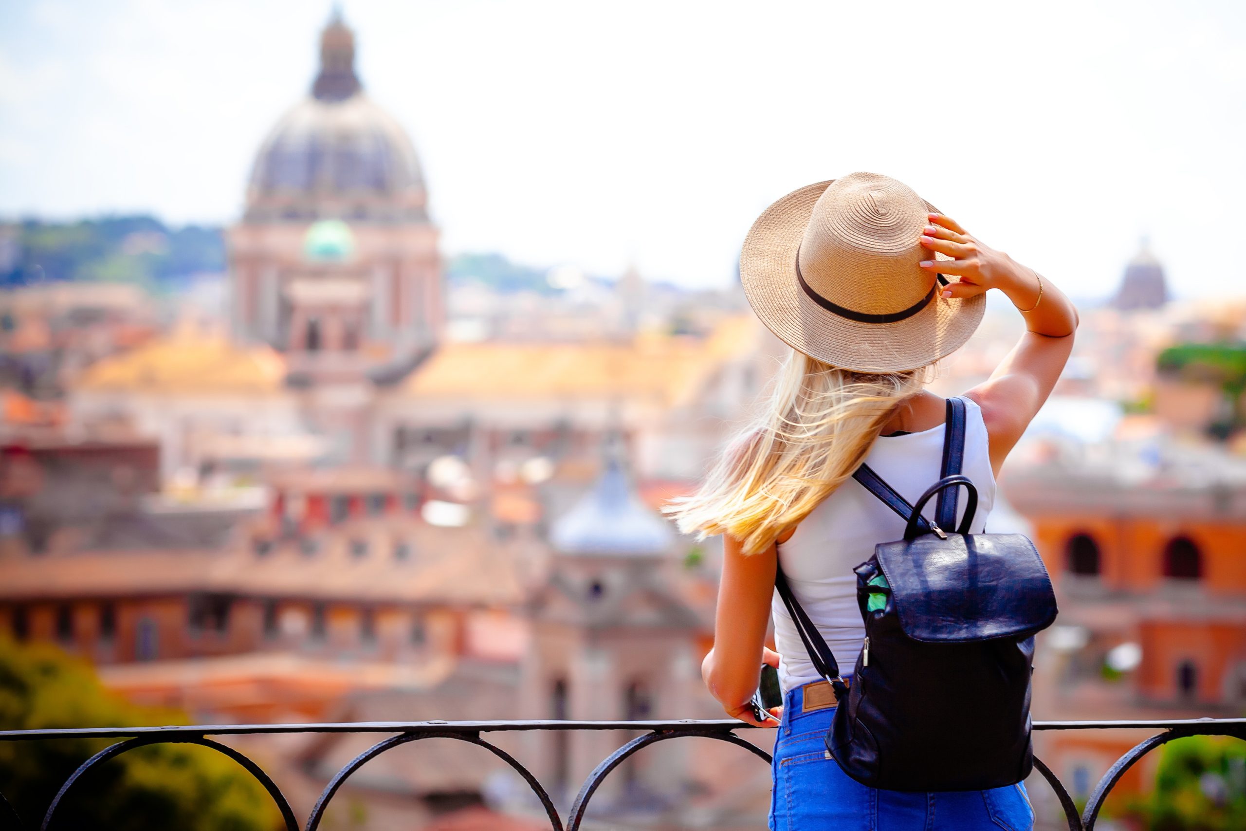Touristin mit Blick auf die Vatikan-Kathedrale in Rom, Italien.