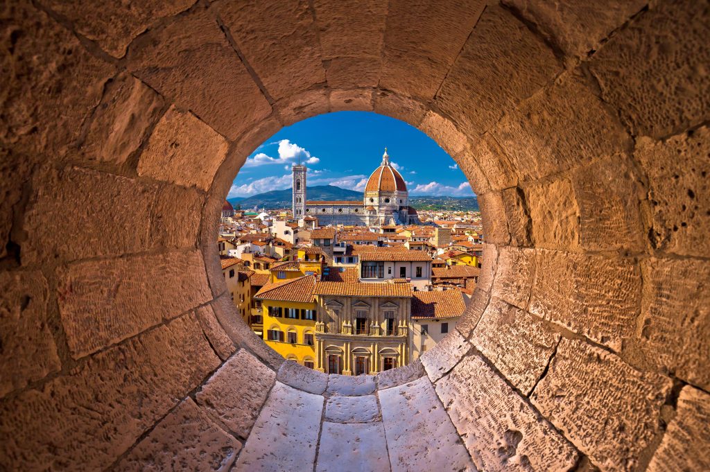 Sicht auf den Dom in Florenz durch ein Loch in einer Mauer.