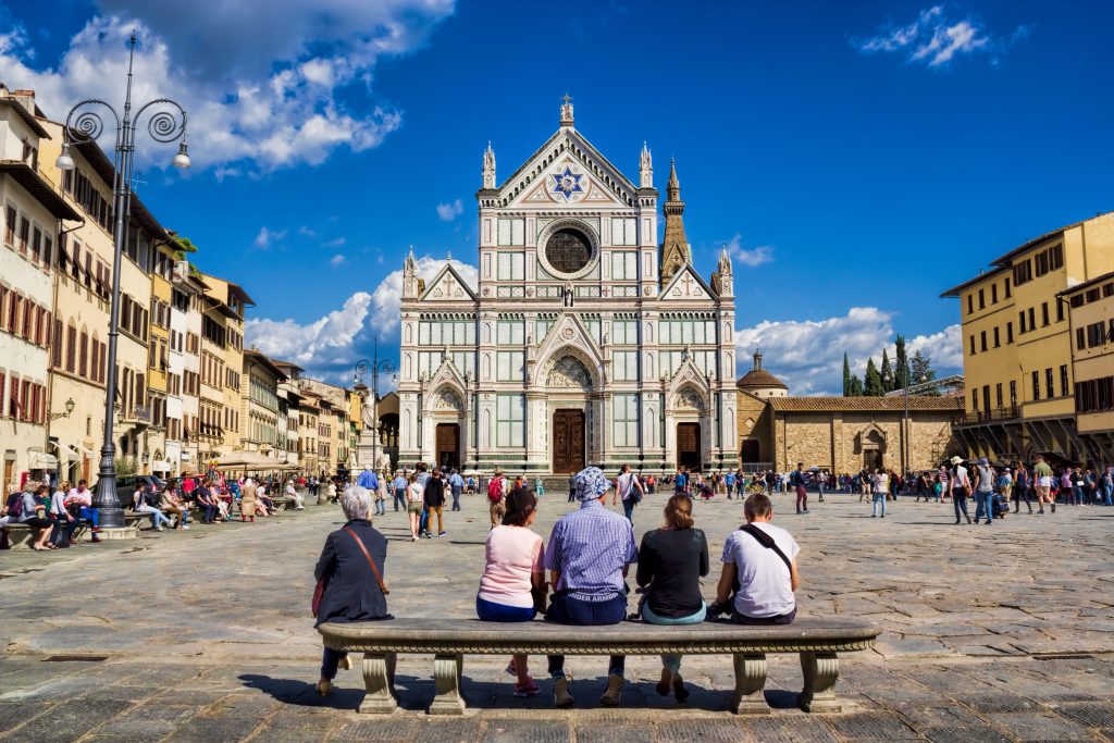 Leute Sitzen auf einer Bank in Florenz, Piazza Santa Croce