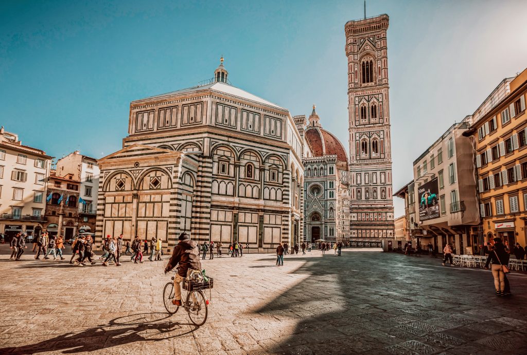 Frau auf dem Fahrrad beim Piazza del Duomo,Florenz.