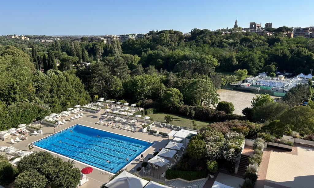 Grosser Pool, Hotelanlage im Grünen.