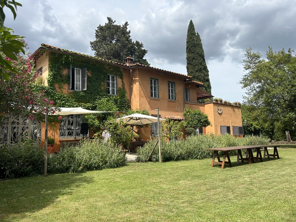 Agriturismo garden with table and chairs