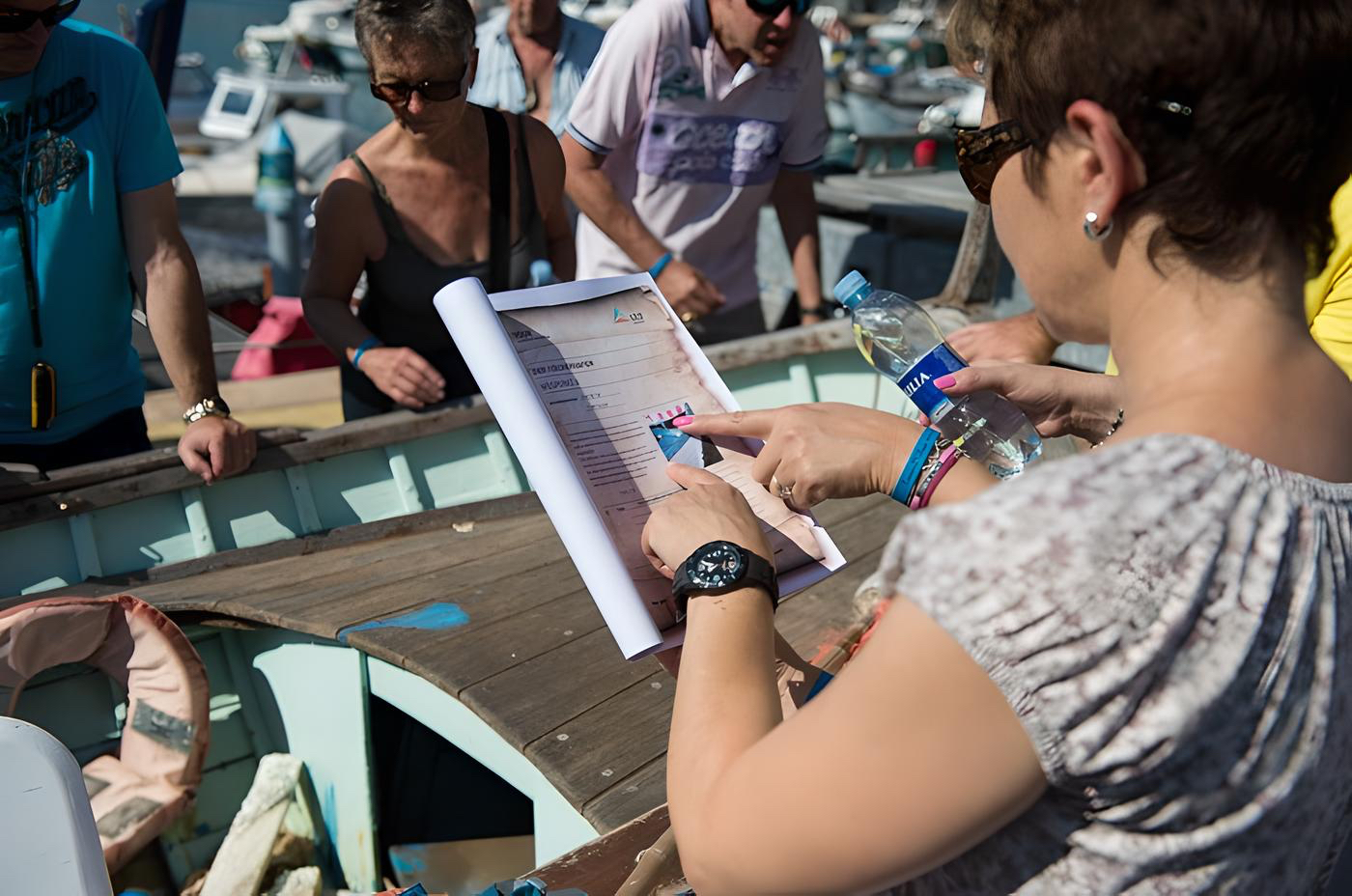 Frau liest Anleitung für Treasure Hunt.