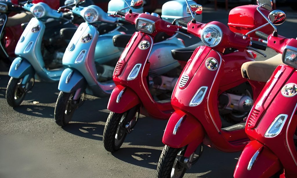 Blaue und rote Vespas in einer Reihe.