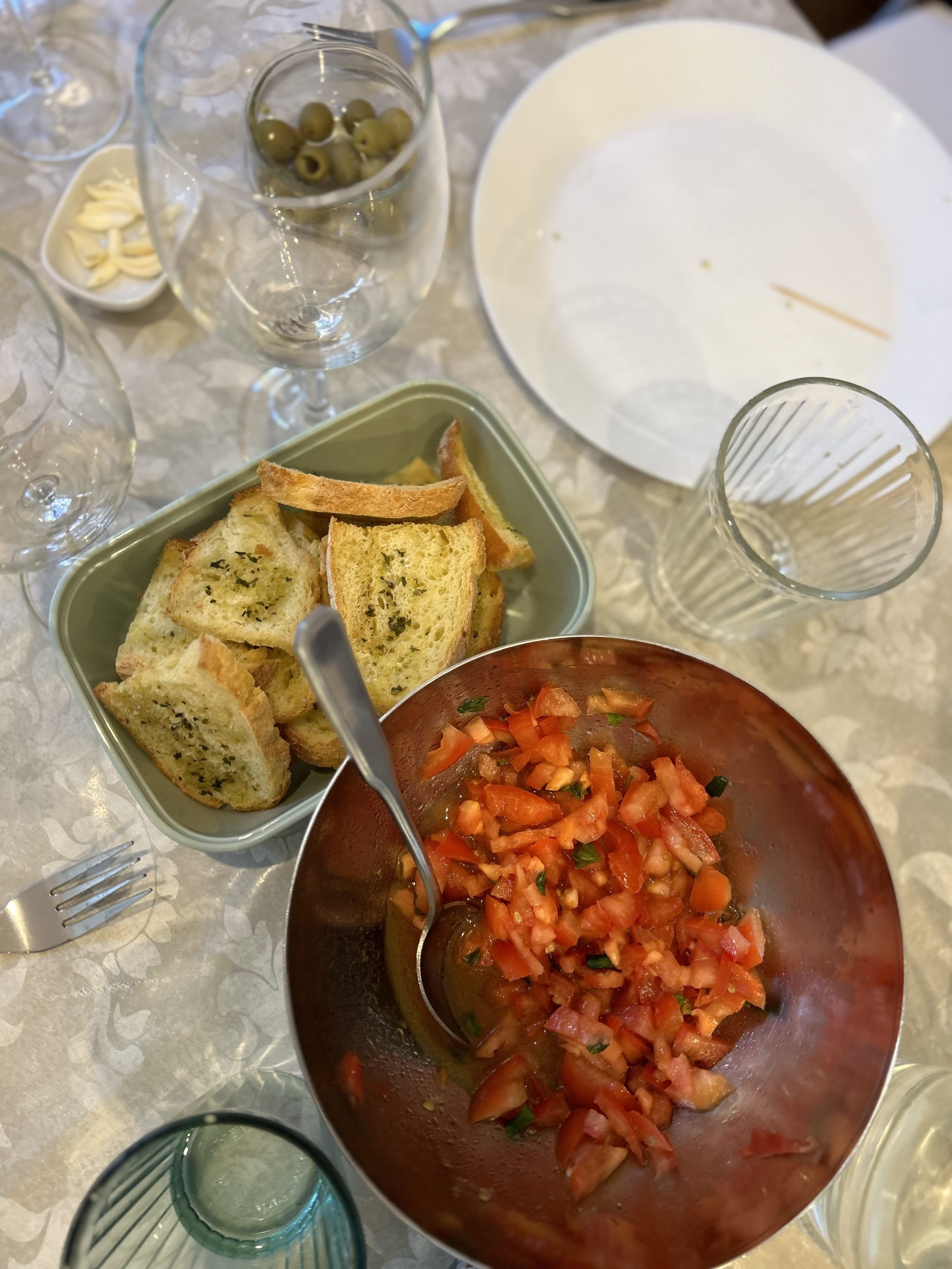 Bruschetta und Tomaten auf dem Tisch.