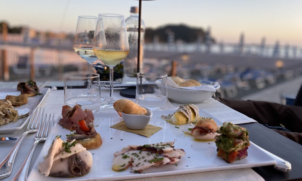 Abendessen auf einer Terrasse mit Ausblick.