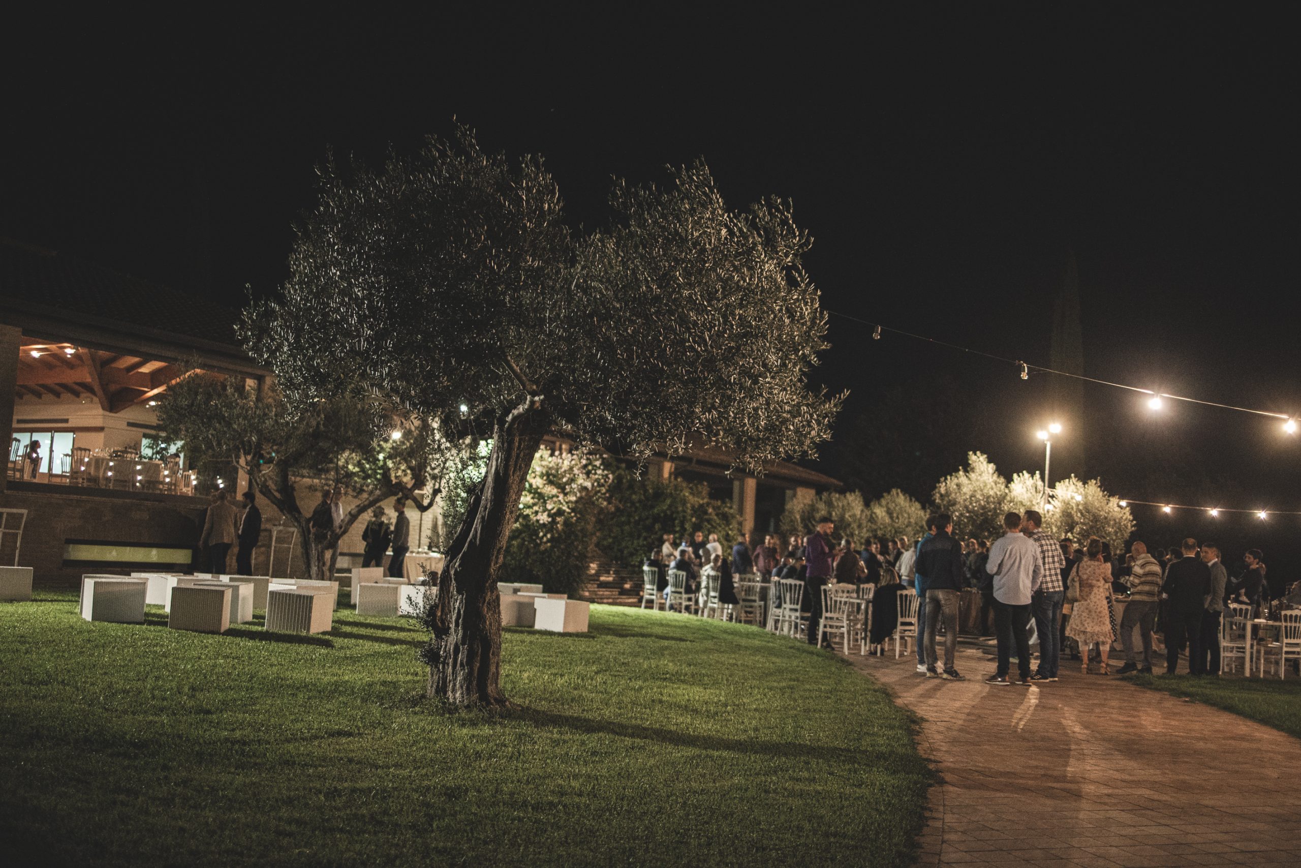 Gruppe von Menschen beim Abendessen draussen bei Nacht.