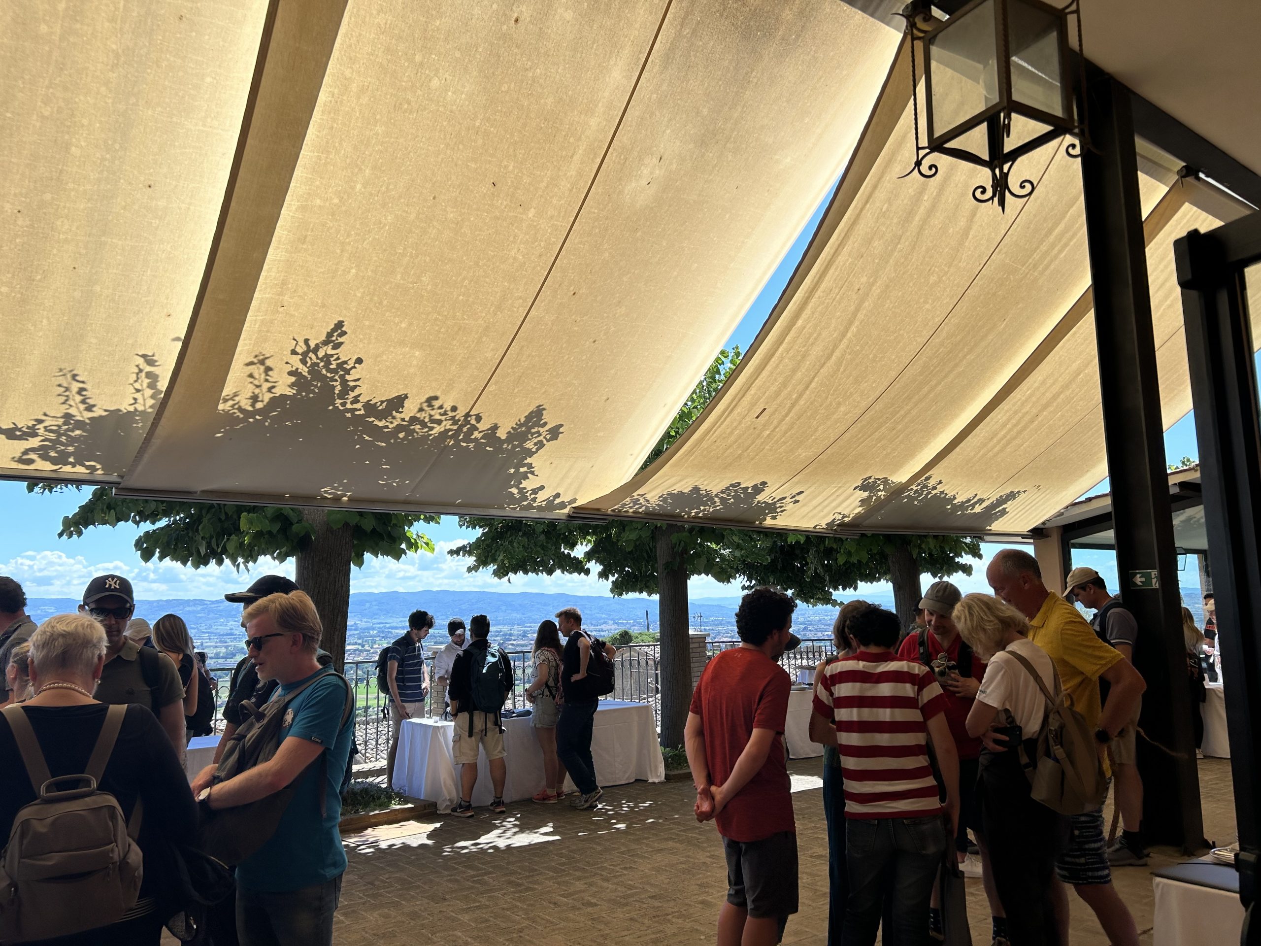 Gruppe von Menschen draussen beim Aperitif auf Terrasse.