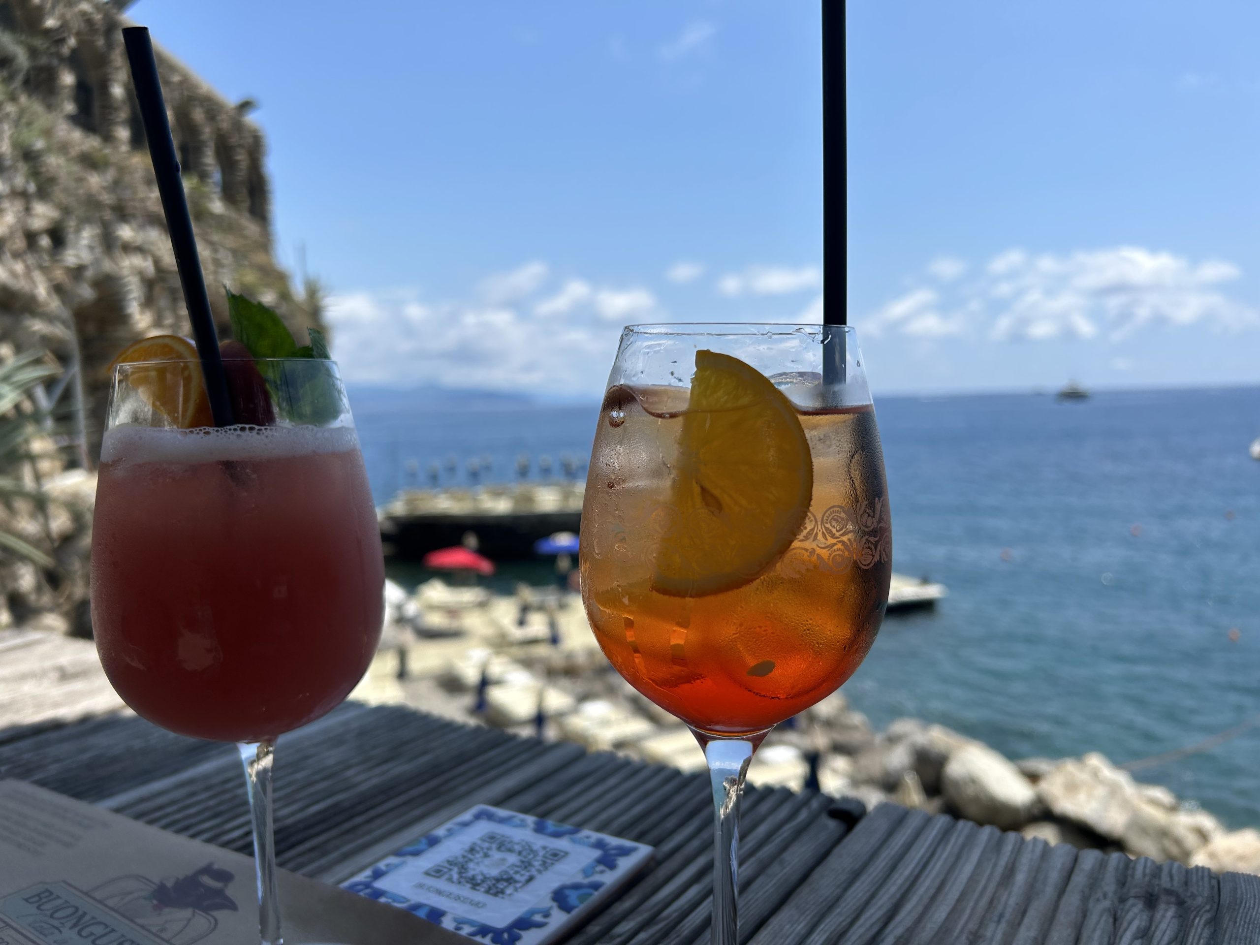 Blick aufs Meer, zwei Cocktails.