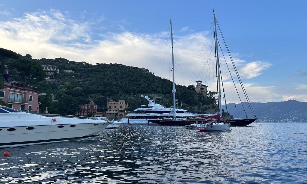 Boot und Segelboote in der Bucht auf dem Meer.