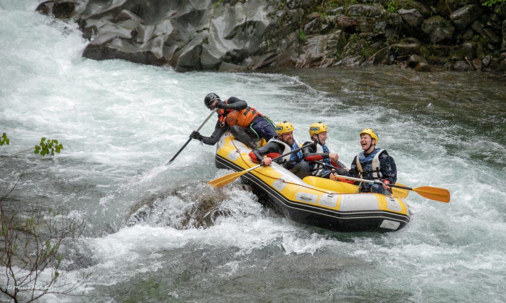 Gruppe Rafting auf dem Fluss.