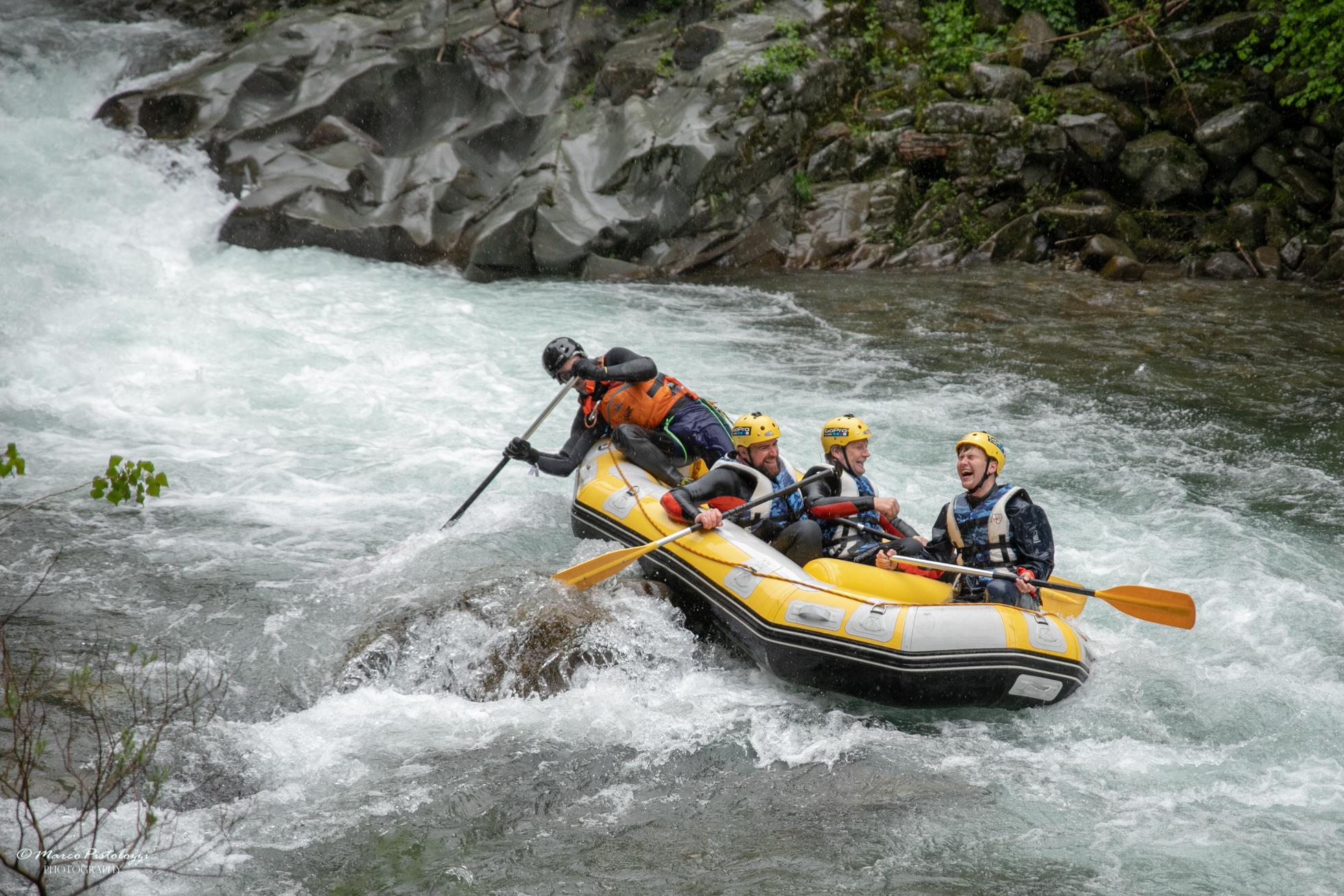 Gruppe Rafting auf dem Fluss.