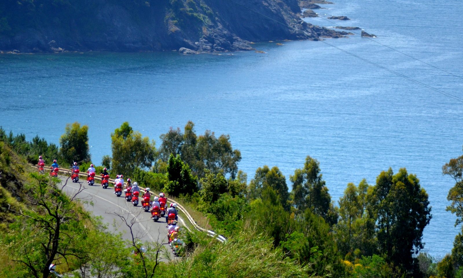 Gruppe auf Vespas an der Küste Itaiens.