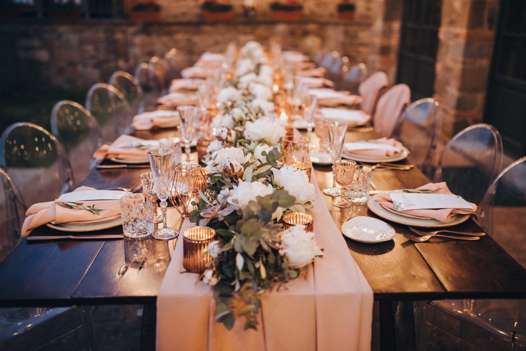 Tisch schön gedeckt mit Blumen für Hochzeitsessen.