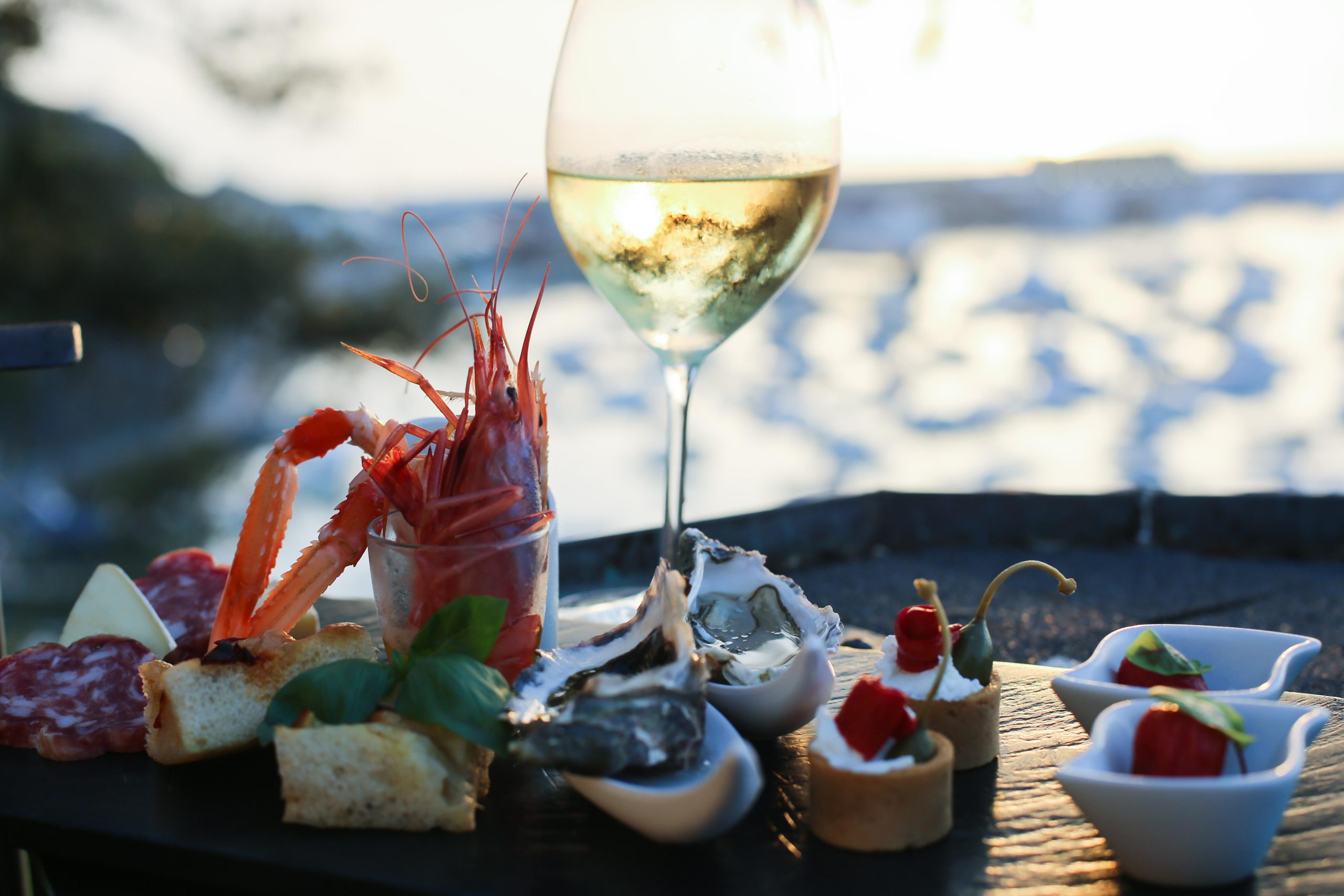 Aperitif mit Wein und Meeresfrüchten.