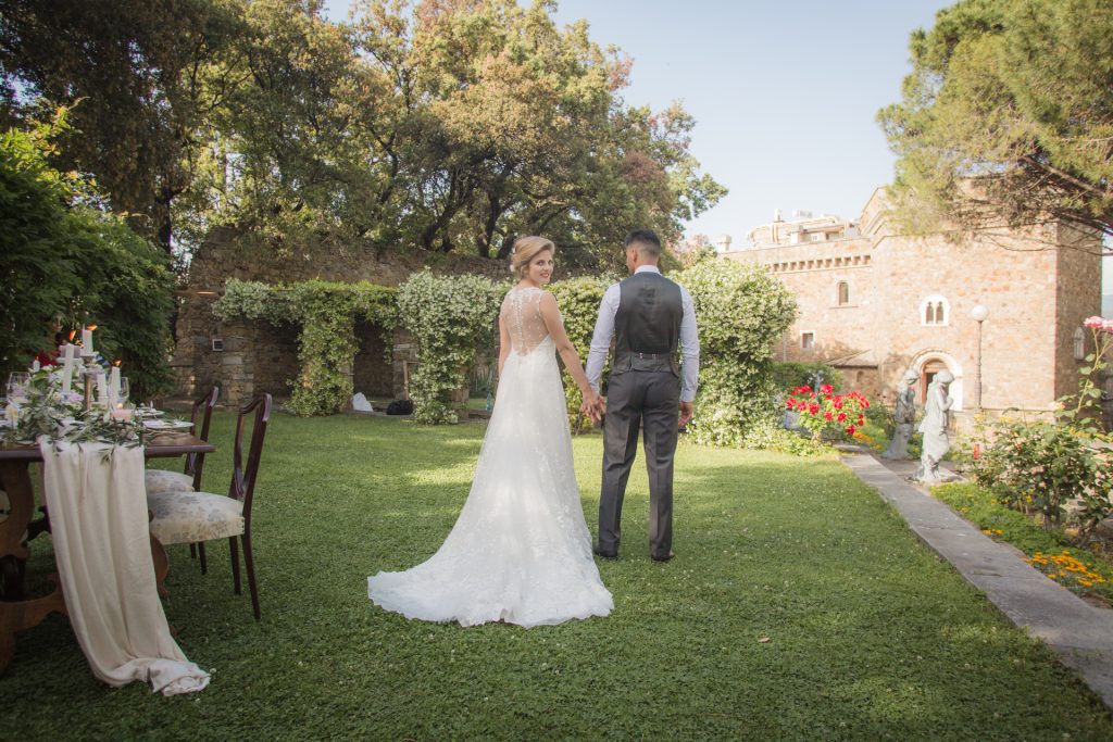 Brautpaar im Garten, Hochzeit.
