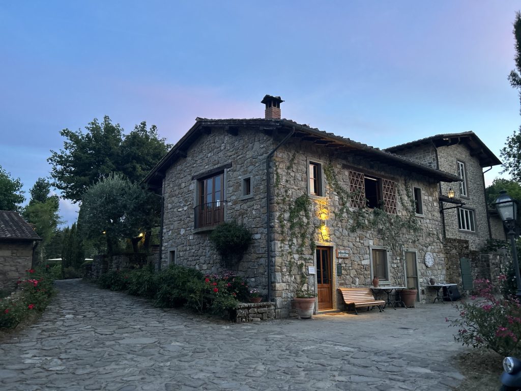 Steinhaus bei Sonnenuntergang in der Toskana.