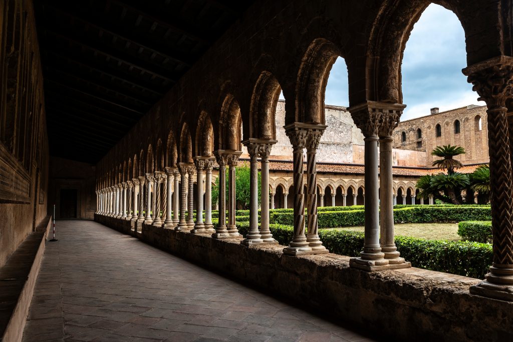 Kloster drinnen mit Innenhof und Garten.