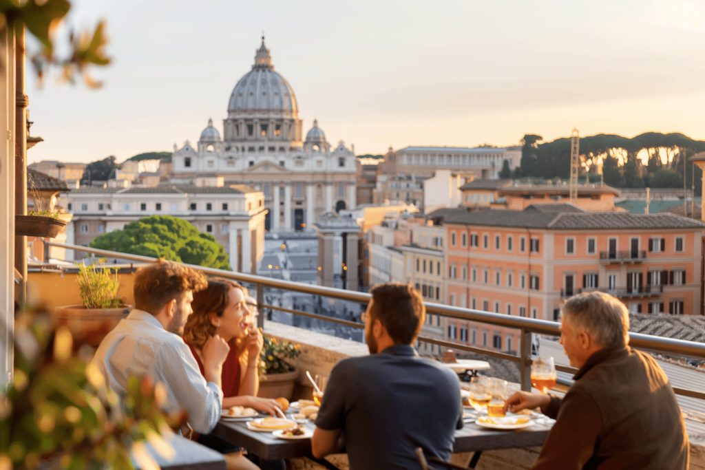 Menschen draussen auf einer Rooftop Terrasse in Rom.