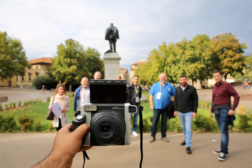 Gruppe von Menschen mit Sofortbildkamera.