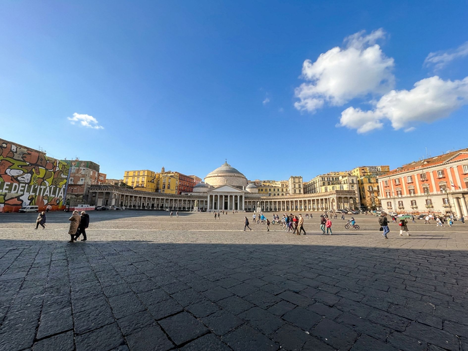 Die Piazza del Plebiscito im historischen Zentrum Neapels