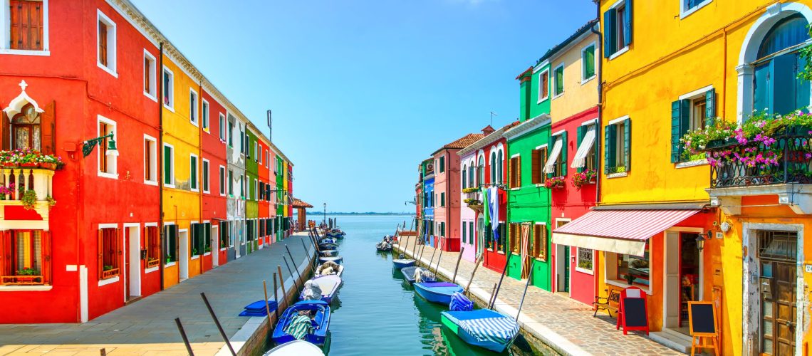 Kanal in Venedig der Insel Burano, bunte Häuser und Boote.