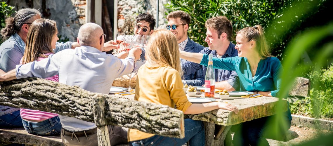 Freunde draussen beim Essen.